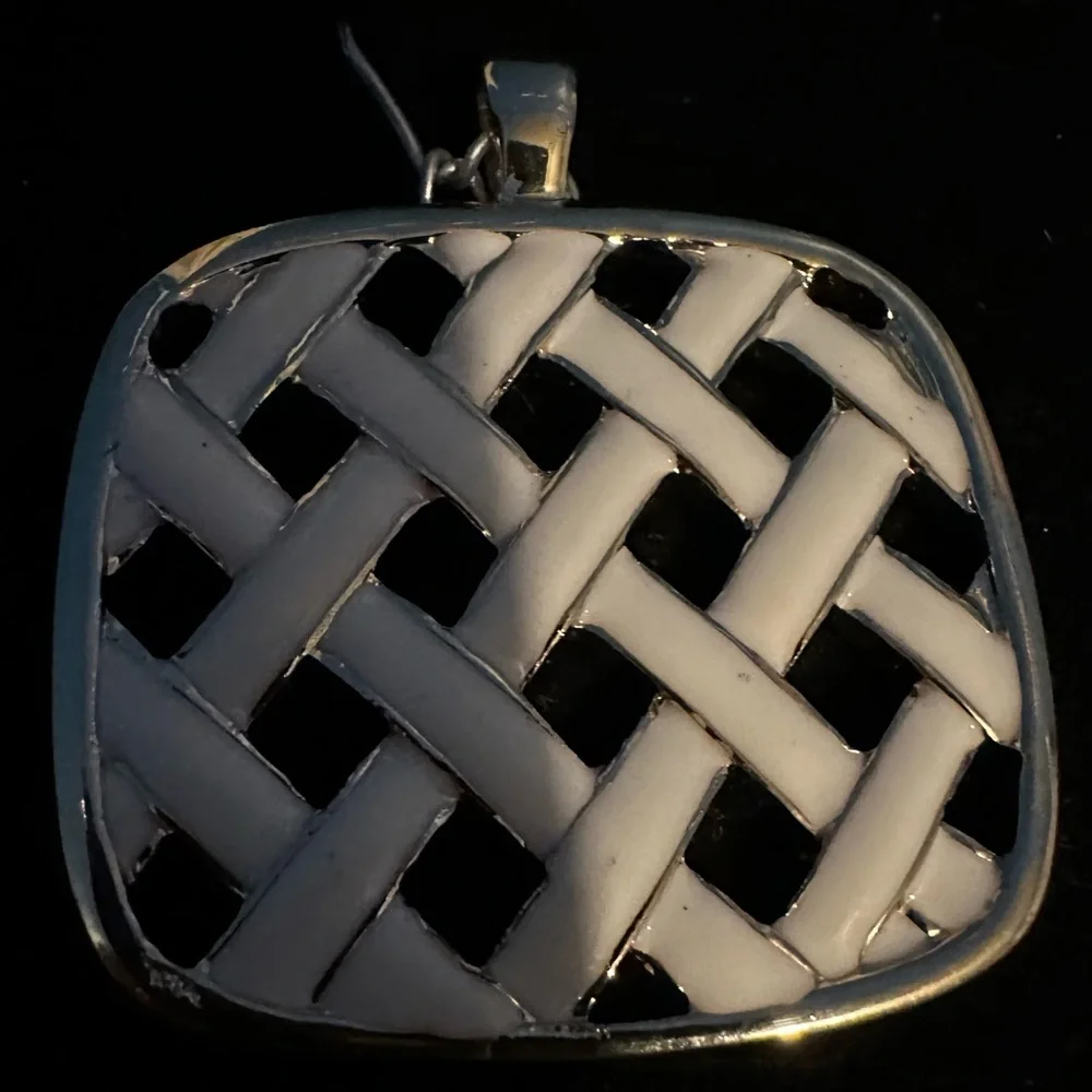 Lilly pendant - Picture 1 of 3